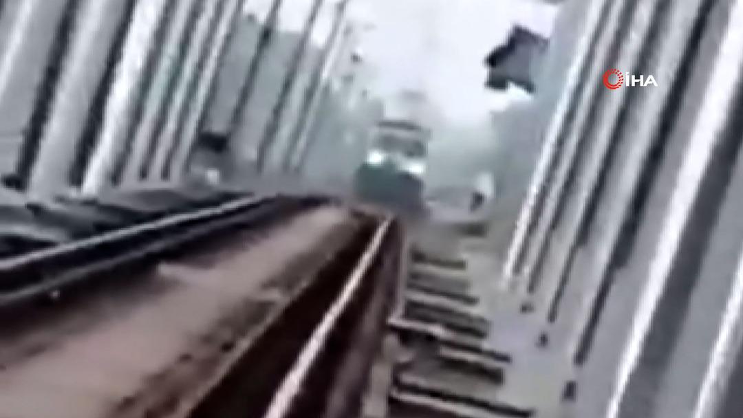Yer: Hindistan! Resmen &ouml;l&uuml;m&uuml; bekledi: Video uğruna trenin altında kaldı!  1