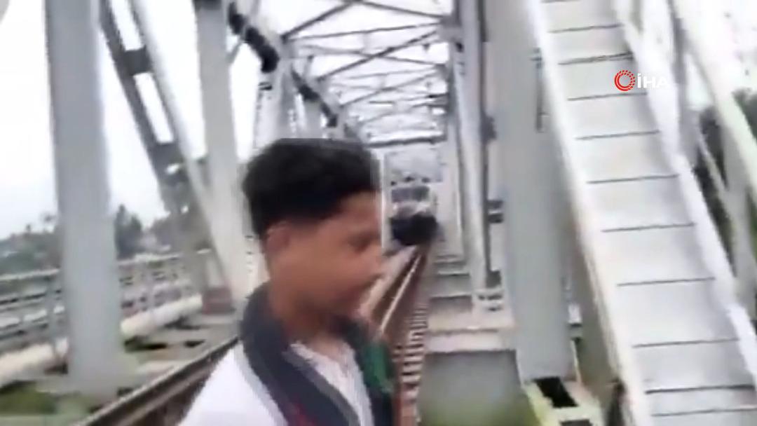 Yer: Hindistan! Resmen &ouml;l&uuml;m&uuml; bekledi: Video uğruna trenin altında kaldı!  2