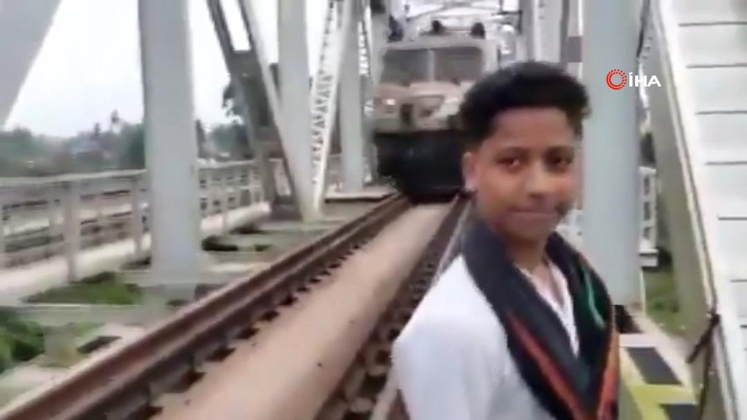 Yer: Hindistan! Resmen &ouml;l&uuml;m&uuml; bekledi: Video uğruna trenin altında kaldı!  3