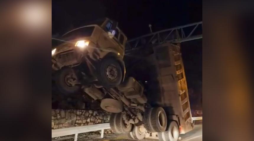 Yer: Bolu! Damperi açık kamyon KGYS direğine asılı kaldı