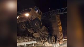 Yer: Bolu! Damperi açık kamyon KGYS direğine asılı kaldı