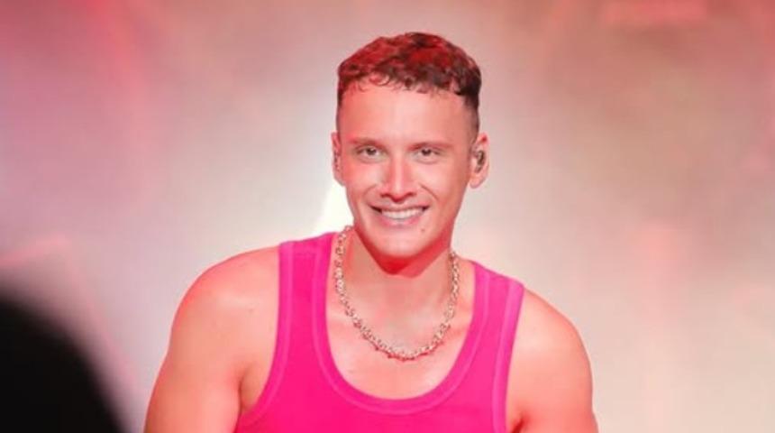 Ünlü şarkıcı bu defa üzdü! Edis sahnede zor anlar yaşadı! Hastalığını ilk kez açıkladı