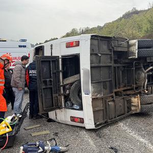 Bartın’da işçi servisi devrildi! 1 kişi öldü, 19 kişi yaralı