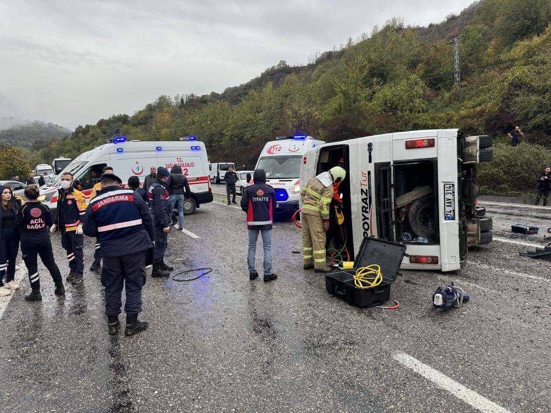 Bartın’da işçi servisi devrildi! 1 kişi öldü, 19 kişi yaralı 1