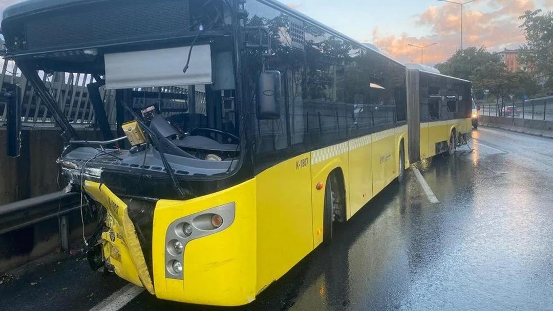 Kadıköy de İETT otobüsü kaza yaptı: Şoför alkollü çıktı 1