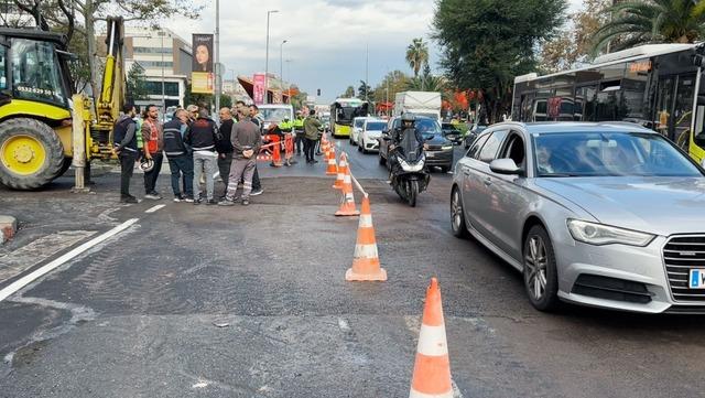 Vatan Caddesi’nde çöken yol toprakla doldurularak trafiğe açıldı 1