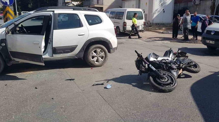 Otomobille motosiklet çarpıştı: 1 yaralı