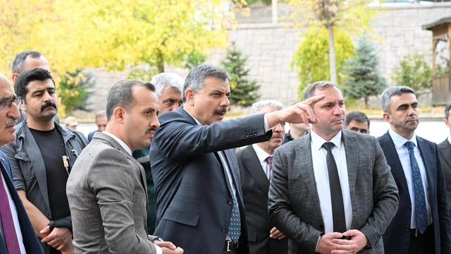 İspir’deki heyelan bölgesine kaya tahkimatı  yapılıyor