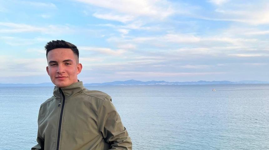 Düğün dönüşü bariyerlere çarpan genç sürücü hayatını kaybetti