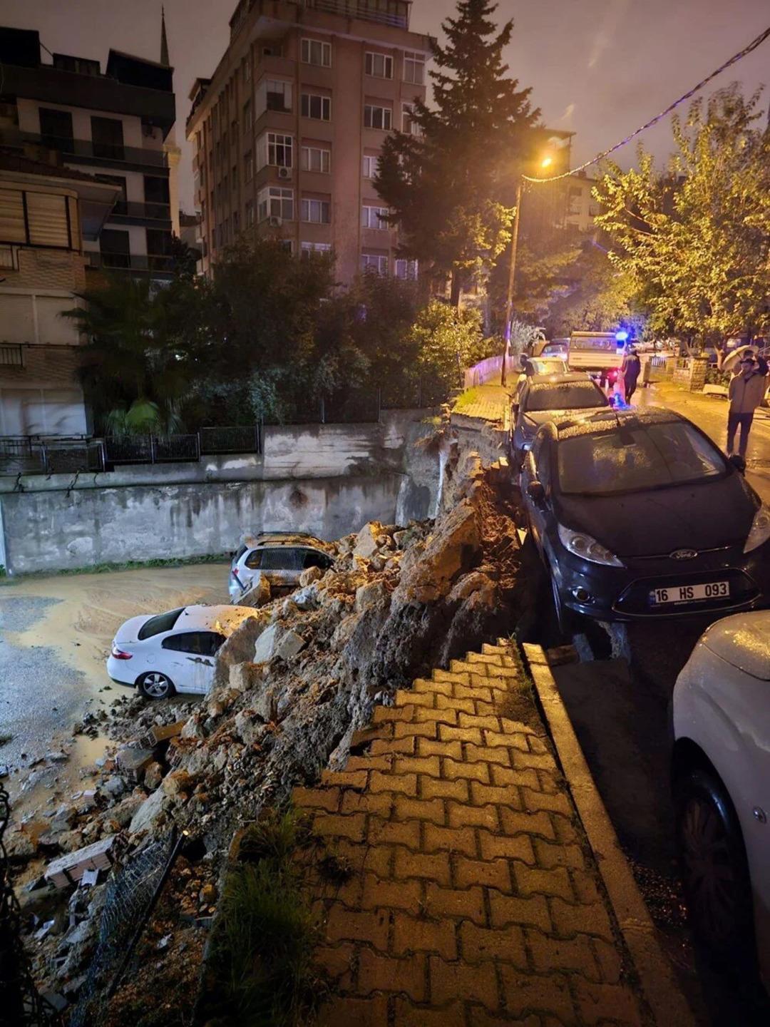İstanbul da istinat duvarı araçların üzerine böyle çöktü! "Çok kötü bir haldeyiz" 2