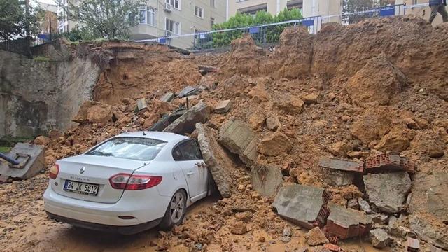 İstanbul'da istinat duvarı araçların üzerine böyle çöktü! Çok kötü bir haldeyiz