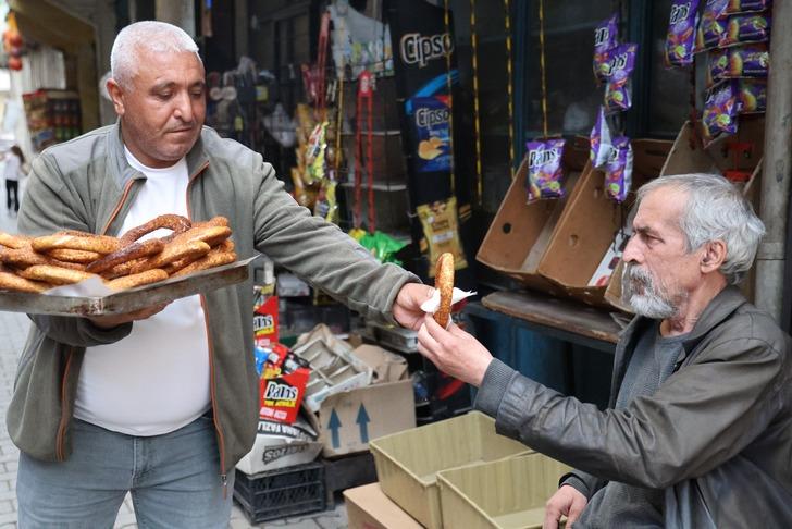 20 yıl simit sattı, 14 yıl KPSS'ye girdi, 49 yaşında atandı! Bu kez de annesini ikna etmeye çalıştı... Azmin zaferi! G1