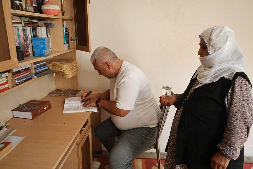 Annesi bile inanmadı: 20 yıl sokakta simit satıp hastaneye tekniker oldu! 4