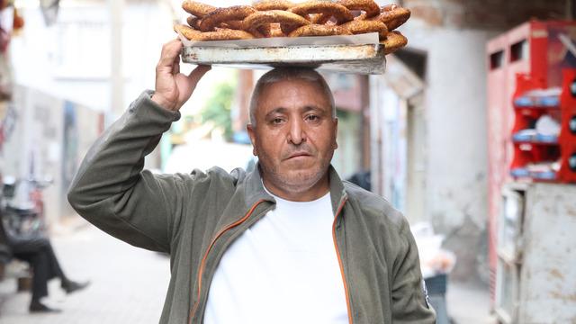 20 yıl simit sattı, 14 yıl KPSS'ye girdi, 49 yaşında atandı! Bu kez de annesini ikna etmeye çalıştı... Azmin zaferi!