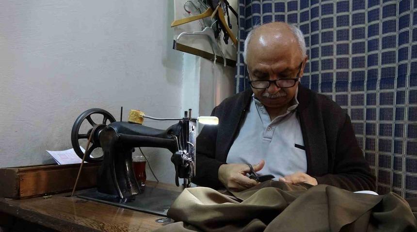 Ustasının emaneti 75 yıllık makineyle 50 yıldır terzilik yapıyor