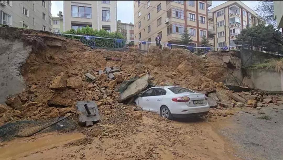 İstanbul da istinat duvarı araçların üzerine böyle çöktü! "Çok kötü bir haldeyiz" 4