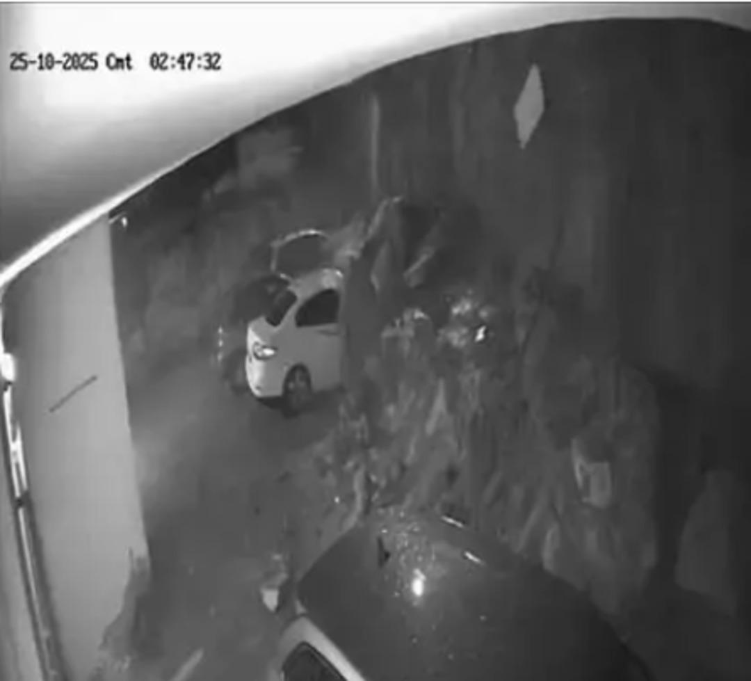 İstanbul da istinat duvarı araçların üzerine böyle çöktü! "Çok kötü bir haldeyiz" 3