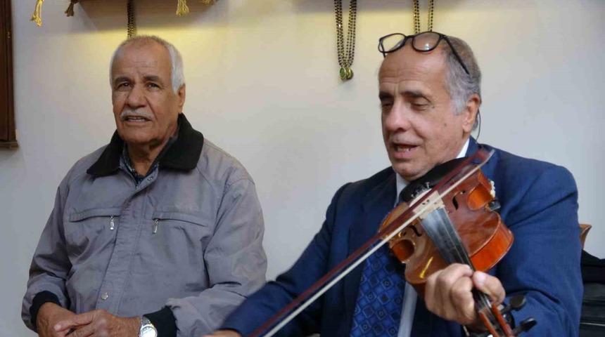 Yer Gaziantep... Müşterilerini müzikle karşılıyor