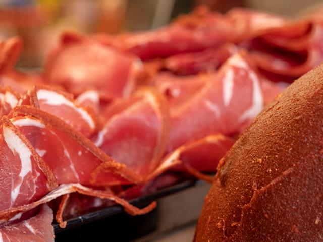 ‘Hemen yasaklansın’ çağrısı: Pastırma ve işlenmiş etlerde görünmeyen tehlike! 50 bin kanser vakasıyla bağlantılı! Tütünle aynı kategoride...