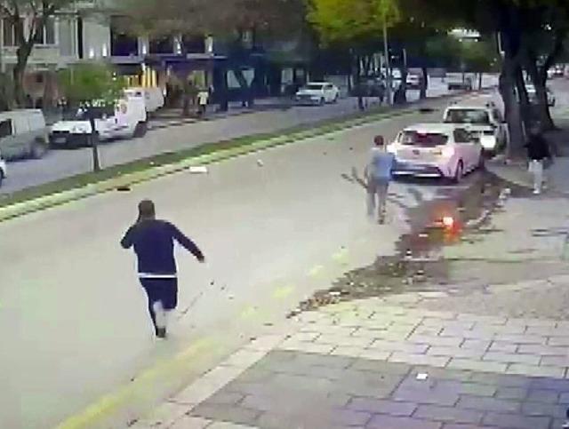 Otomobilin çarptığı kadın metrelerce savruldu 2