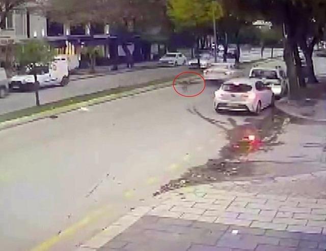 Otomobilin çarptığı kadın metrelerce savruldu 1