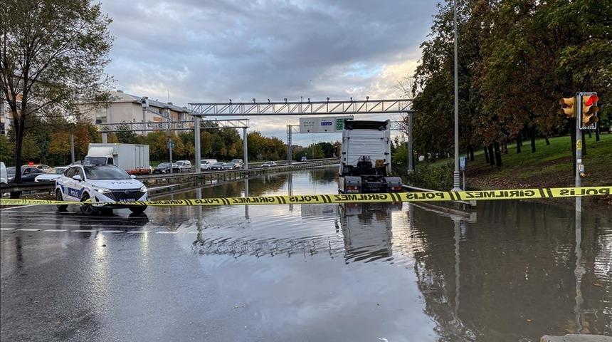 İstanbul'da yağış hayatı felç etti: Vatan Caddesi'nde yol çöktü, Bakırköy alt geçidi sular altında