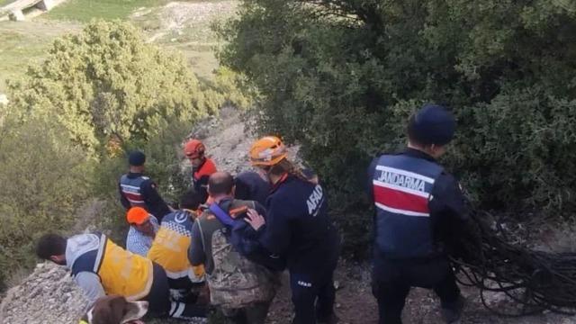 Uşak’ta dere yatağına düşen avcı yaralandı