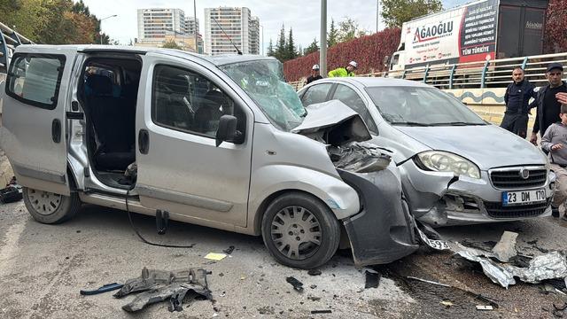 Elazığ da zincirleme trafik kazasında 5 kişi yaralandı 1