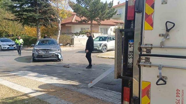 Çorum’da kamyonet ile otomobil çarpıştı: 1’i çocuk 5 yaralı 2