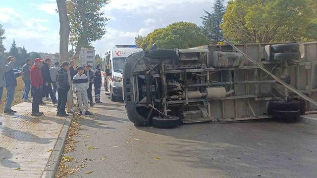 Çorum’da kamyonet ile otomobil çarpıştı: 1’i çocuk 5 yaralı 1
