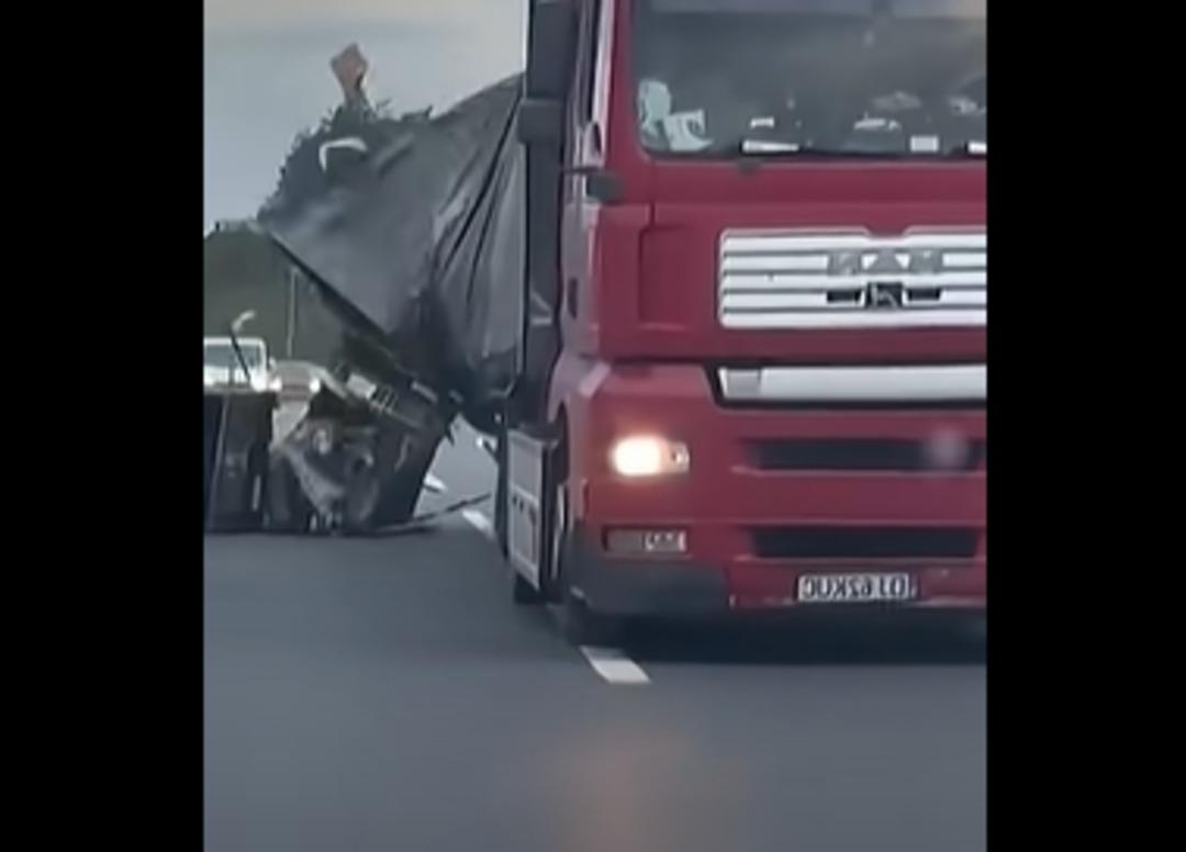 Otoyolda korku dolu anlar! Tır, zikzak çizip yüklerini savurarak ilerledi... Gören sürücüler önünü kesti 2