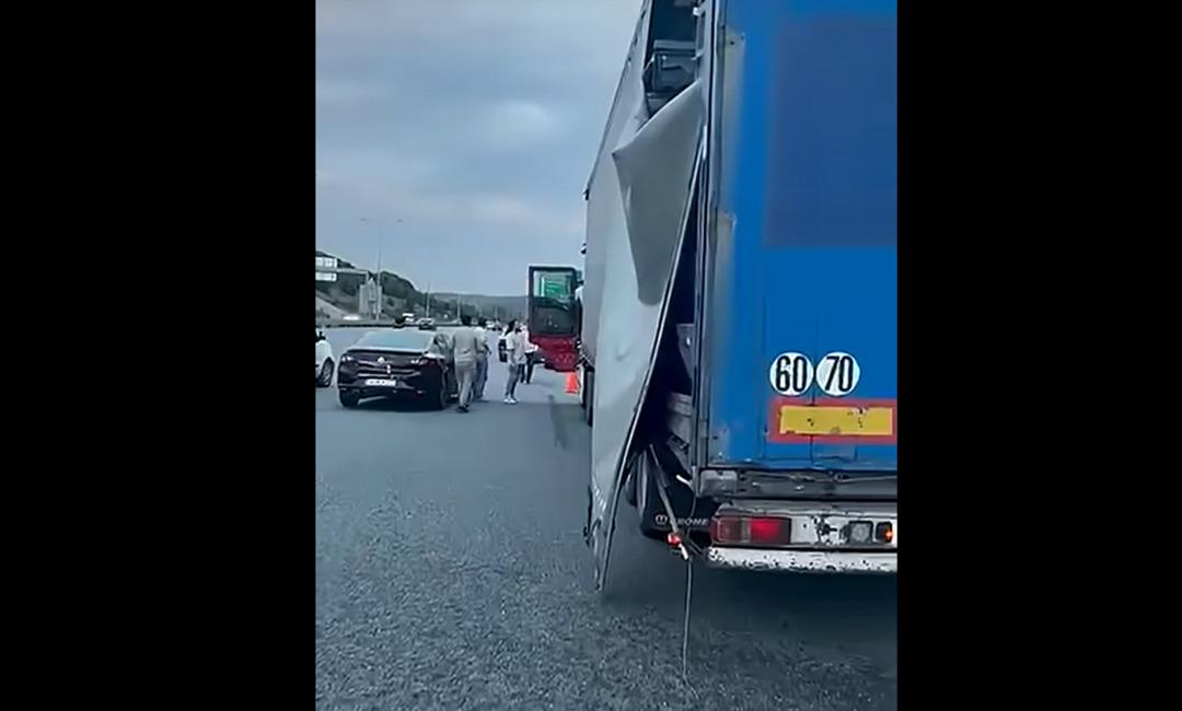 Otoyolda korku dolu anlar! Tır, zikzak çizip yüklerini savurarak ilerledi... Gören sürücüler önünü kesti 1