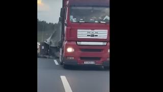 Otoyolda korku dolu anlar! Tır, zikzak çizip yüklerini savurarak ilerledi... Gören sürücüler önünü kesti