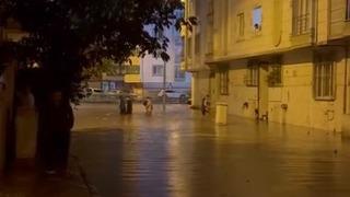 Esenyurt’u sağanak vurdu: Yollar göle döndü, evleri su bastı!