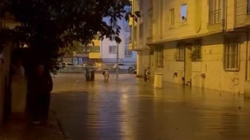 Esenyurt’u sağanak vurdu: Yollar göle döndü, evleri su bastı!