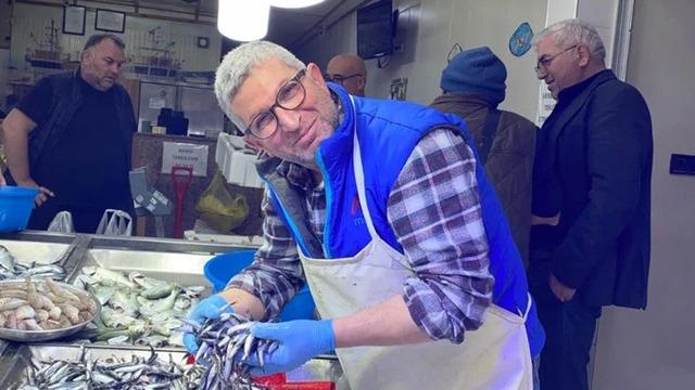 Kilosu 50 liraya kadar düştü! Vatandaşlar erken saatlerden itibaren kuyruğa giriyor