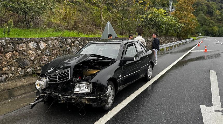 Kontrolden çıkan otomobil bariyere çarparak durabildi