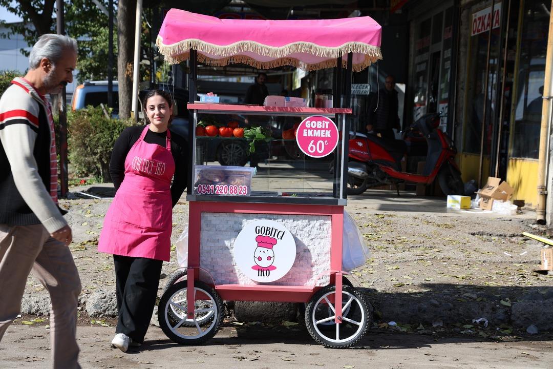 Genç girişimci pembe tezgahıyla sanayiye renk kattı: Gobit ekmeği satıyor... 2