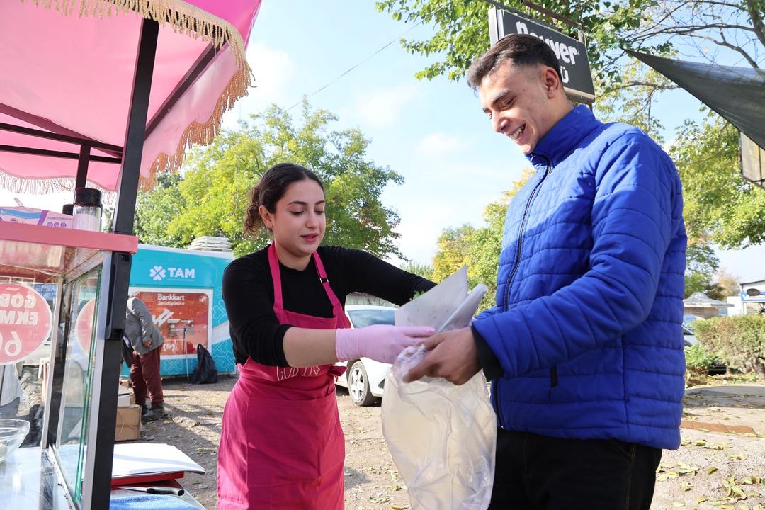 Genç girişimci pembe tezgahıyla sanayiye renk kattı: Gobit ekmeği satıyor... 3