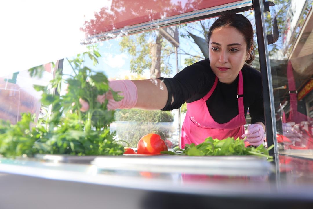 Genç girişimci pembe tezgahıyla sanayiye renk kattı: Gobit ekmeği satıyor... 5