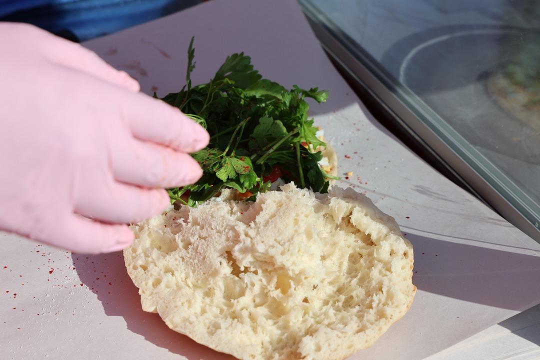 Genç girişimci pembe tezgahıyla sanayiye renk kattı: Gobit ekmeği satıyor... 9