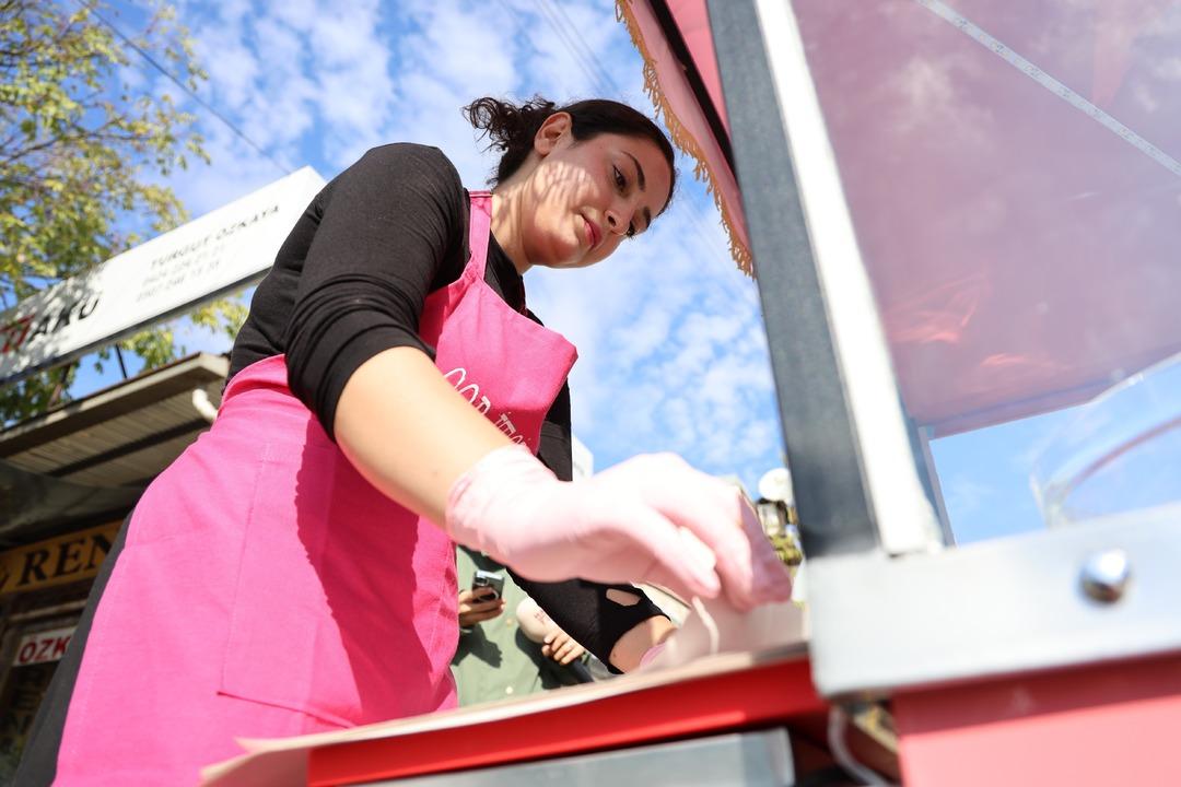 Genç girişimci pembe tezgahıyla sanayiye renk kattı: Gobit ekmeği satıyor... 10