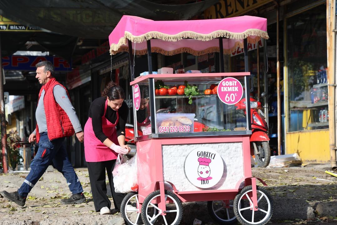 Genç girişimci pembe tezgahıyla sanayiye renk kattı: Gobit ekmeği satıyor... 13