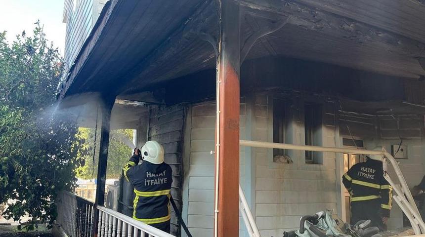 Hatay'da yangın! Çatı zarar gördü