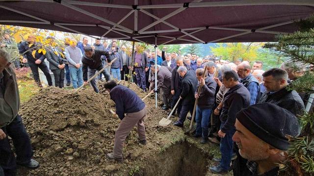 Eski TBMM Başkanı Mehmet Ali Şahin’in babası toprağa verildi 3
