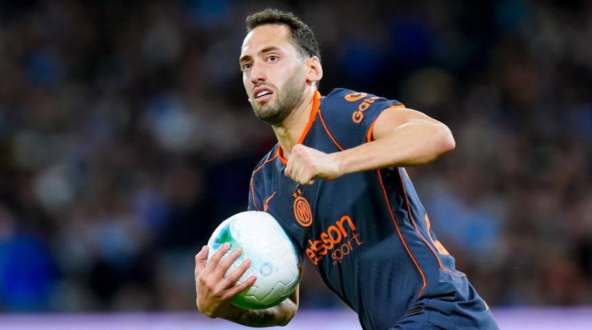 Hakan &Ccedil;alhanoğlu'nun penaltı gol&uuml;ne rağmen Inter, Napoli'ye 3-1 yenildi