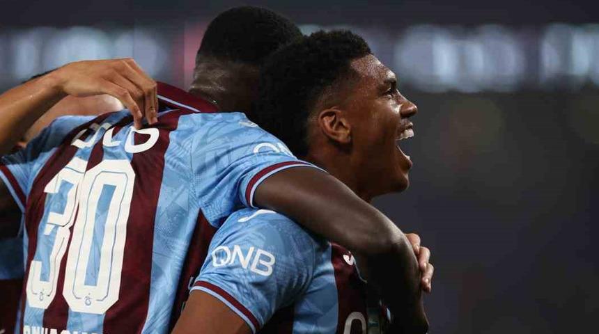 Trabzonspor şampiyonluğa oynuyor! Galatasaray ile puan farkı maç fazlasıyla 2'ye düştü