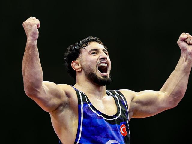 Milli güreşçi Muhammed Halit Özmuş'dan Dünya 23 Yaş Altı Şampiyonası'nda gümüş madalya