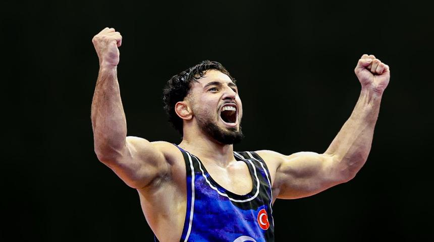 Milli güreşçi Muhammed Halit Özmuş'dan Dünya 23 Yaş Altı Şampiyonası'nda gümüş madalya