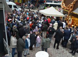 Yok böyle bir açılış! Kuyumcu açılışında altın dağıttılar